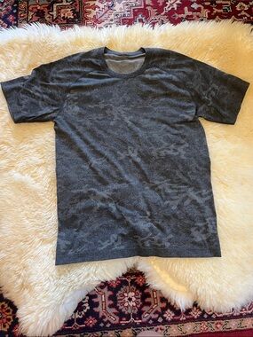 Men's Lulu Lemon Charcoal Camouflage Crew Neck Short Sleeve Tee size L